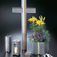 Kreuz, Kerzenhalter und Blumentopf aus Metall