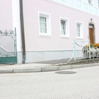 pinke Fassade mit weißen Fenstern